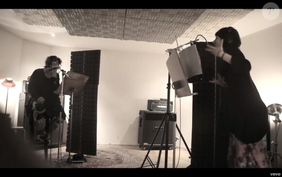 Soan et La Demoiselle Inconnue en studio pour chanter "Me laisse pas seul". Premier extrait de "Sens interdits", le troisième album de Soan attendu à l'automne 2013.