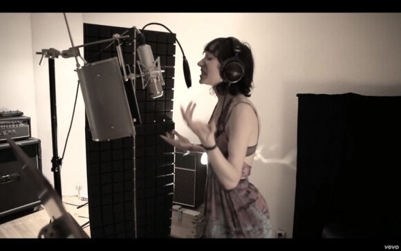Des images de Soan et La Demoiselle Inconnue en studio pour chanter "Me laisse pas seul". Premier extrait de "Sens interdits", le troisième album de Soan attendu à l'automne 2013.
