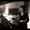 Des images de Soan et La Demoiselle Inconnue en studio pour chanter "Me laisse pas seul". Premier extrait de "Sens interdits", le troisième album de Soan attendu à l'automne 2013.