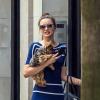 Miranda Kerr promène son chien Frankie à New York le 19 mai 2013