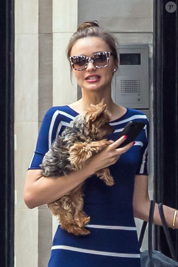 Le top australien Miranda Kerr promène son chien Frankie à New York le 19 mai 2013