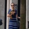 Miranda Kerr promène son chien Frankie à New York le 19 mai 2013