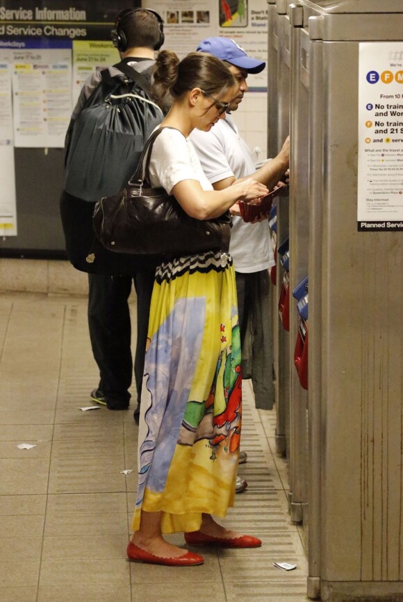 Katie Holmes prend le métro à New York après avoir dîné au restaurant, le 19 juin 2013.