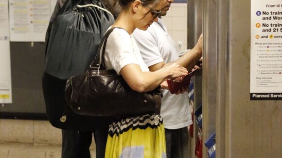 Katie Holmes : Stylée mais incognito dans le métro...