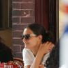 Katie Holmes dîne en terrasse d'un restaurant à New York, le 19 juin 2013.