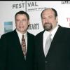 John travolta et James Gandolfini lors de la première de Lonely Hearts durant le festival du film de Tribeca à New York le 30 avril 2006