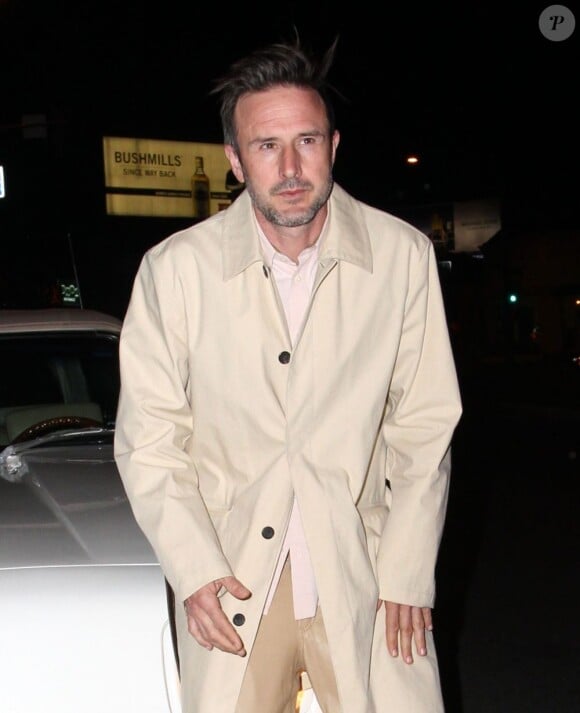 David Arquette pose devant sa voiture à l'entrée d'une boîte de nuit à Hollywood, le 26 février 2013.