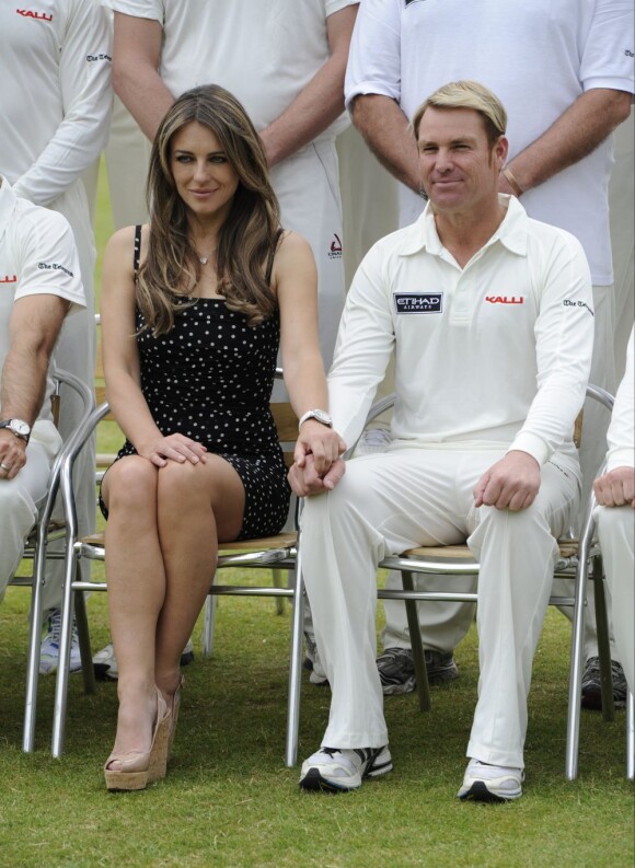Elizabeth Hurley à un match caritatif de cricket, Cricket For Kids Charity Day, à Cirencester, le 9 juin 2013. L'actrice, amoureuse, était accompagnée de son chéri l'Australien Shane Warne, ancien joueur professionnel de cricket.