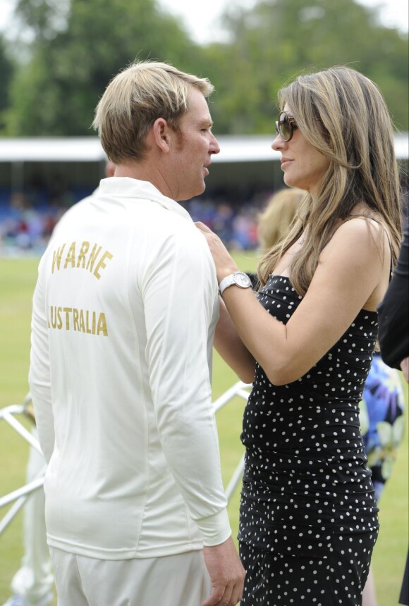 L'actrice Elizabeth Hurley à un match caritatif de cricket, Cricket For Kids Charity Day, à Cirencester, le 9 juin 2013. La jolie brune était accompagnée de son chéri l'Australien Shane Warne, ancien joueur professionnel de cricket.