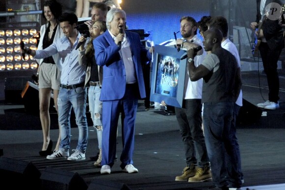 M Pokora et la troupe de Robin des Bois reçoivent un disque de platine lors de la fête de la musique sur France 2 et en direct de Marseille le 21 juin 2013.