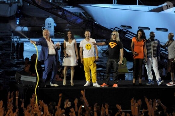 Patrick Sebastien arrose la foule apres le passage du Collectif Métissé lors de la fête de la musique sur France 2 et en direct de Marseille le 21 juin 2013.
