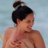 Exclusif - Kelly Brook, topless sur une plage à Cancún. Le 16 juin 2013.