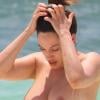 Exclusif - Kelly Brook, topless sur une plage à Cancún. Le 16 juin 2013.