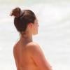 Exclusif - Kelly Brook, topless, se ressource sur une plage à Cancún. Le 16 juin 2013.