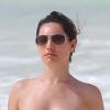 Exclusif - Kelly Brook se détend sur une plage à Cancún. Le 16 juin 2013.