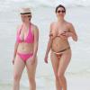 Exclusif - Kelly Brook et une amie se détendent sur une plage à Cancún. Le 16 juin 2013.