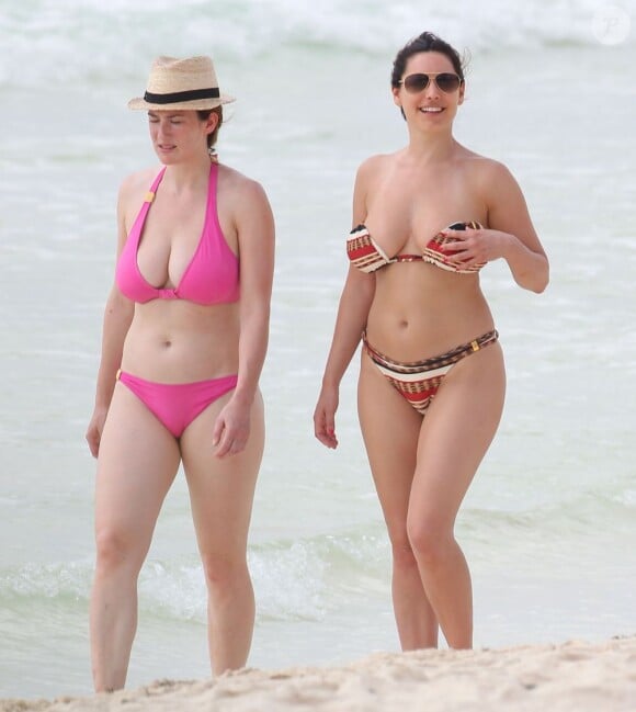 Exclusif - Kelly Brook et une amie se détendent sur une plage à Cancún. Le 16 juin 2013.