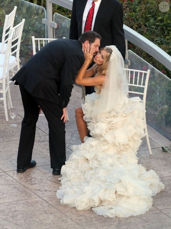 Exclusif - Joanna Krupa, félicitée lors de son mariage à Romain Zago. Carlsbad, le 13 juin 2013.