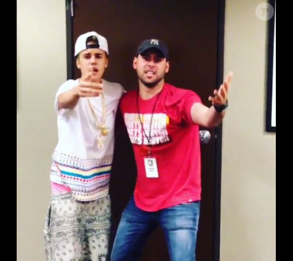 Justin Bieber et Scooter Braun chantent I will always love you, sur Instagram, le 23 juin 2013.
