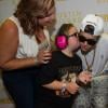 Justin Bieber pose avec Marissa Cox et sa maman Adele, dans les coulisses de son concert à San Diego, le 22 juin 2013.