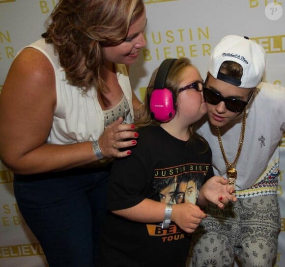 Justin Bieber pose avec Marissa Cox et sa maman Adele, dans les coulisses de son concert à San Diego, le 22 juin 2013.