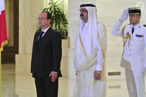 François Hollande et l'émir du Qatar Hamad Ben Khalifa Al Thani à Doha le 23 juin 2013.