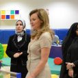 La première dame Valérie Trierweiler visite le centre Shafallah dédié aux enfants inadaptés à Doha au Qatar le 23 juin 2013.