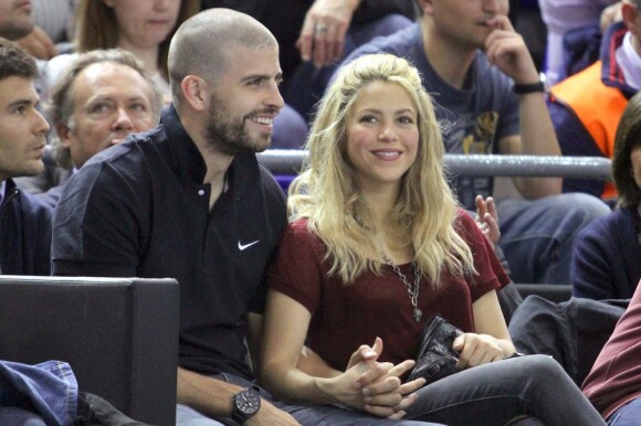 Gerard Piqué et Shakira lors du match de basket entre Barcelone et le Panathinaïkos à Barcelone, le 25 avril 2013