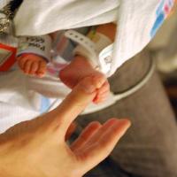 Kathryn Fiore : Premier contact avec son bébé après un dramatique accouchement