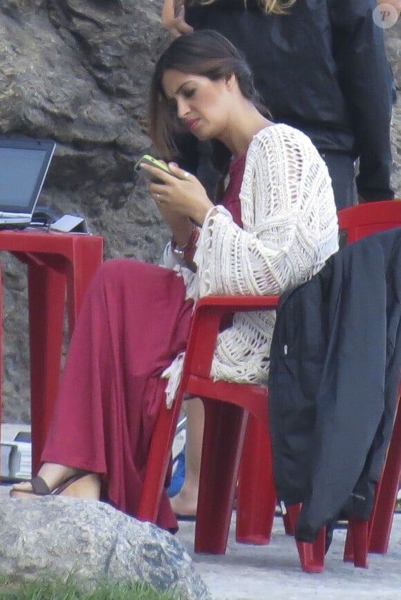 Sara Carbonero, très occupé avec son téléphone portable sur la plage de Copacabana à rio de Janeiro le 18 juin 2013