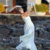 Anna Rowson s'offre quelques swings au milieu de son mariage avec Ted Chevrin sur l'île de Maui à Hawaï le 22 juin 2013