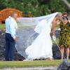 Anna Rowson s'offre quelques swings avec l'aide de son mari Ted Chevrin au milieu de son mariage sur l'île de Maui à Hawaï le 22 juin 2013
