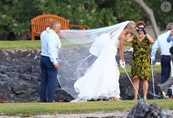 Anna Rowson s'offre quelques swings avec l'aide de son mari Ted Chevrin au milieu de son mariage sur l'île de Maui à Hawaï le 22 juin 2013