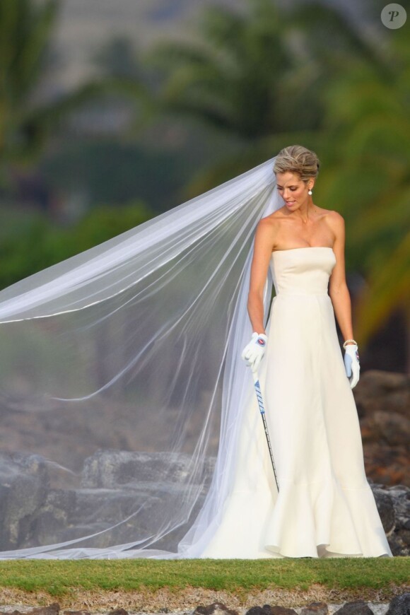 Anna Rowson sublime en golfeuse face au soleil couchant lors de son mariage avec Ted Chevrin sur l'île de Maui à Hawaï le 22 juin 2013