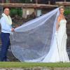 Anna Rowson s'offre quelques swings au milieu de son mariage avec Ted Chevrin sur l'île de Maui à Hawaï le 22 juin 2013