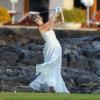 Anna Rowson s'offre quelques swings au milieu de son mariage avec Ted Chevrin sur l'île de Maui à Hawaï le 22 juin 2013