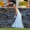 Anna Rowson s'arrpête à frapper quelques balles au milieu de son mariage avec Ted Chevrin sur l'île de Maui à Hawaï le 22 juin 2013