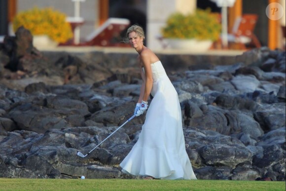 Anna Rowson s'arrpête à frapper quelques balles au milieu de son mariage avec Ted Chevrin sur l'île de Maui à Hawaï le 22 juin 2013