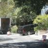 Exclusif - Robert Pattinson prépare une fëte dans sa maison à Los Feliz, Californie, le 22 juin 2013.