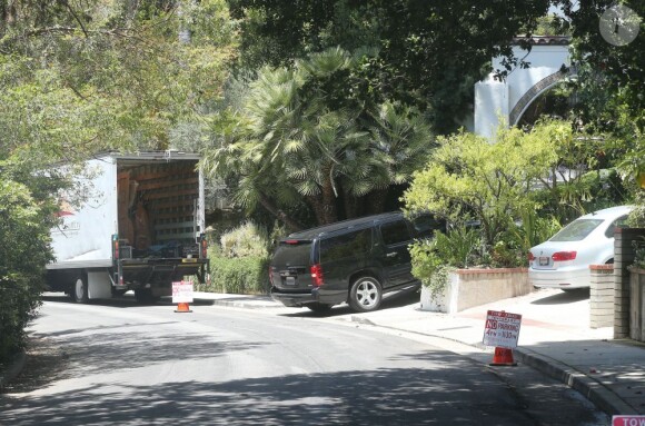 Exclusif - Robert Pattinson prépare une fëte dans sa maison à Los Feliz, Californie, le 22 juin 2013.
