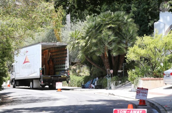 Exclusif - Robert Pattinson prépare une fëte dans sa maison à Los Feliz, le 22 juin 2013.
