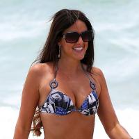 Claudia Romani : Craquante en bikini, la bombe italienne se détend sur une plage