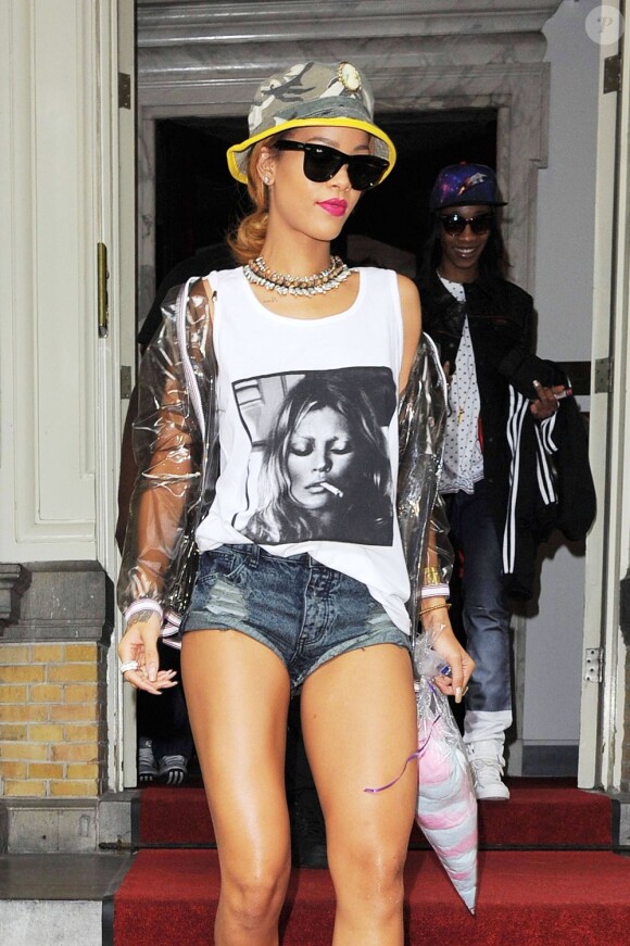 Rihanna, sexy en mini-short avec un débardeur à l'effigie de Kate Moss, quitte l'hôtel Amstel à Amsterdam où elle a résidé le temps de ses deux concerts dans la capitale néerlandaise. Amsterdam, le 26 juin 2013.