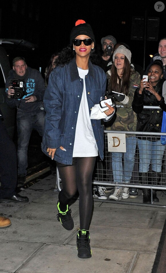 Tendance : le retour de la veste en jean à adopter comme Rihanna