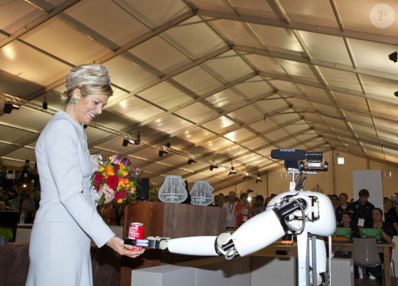 La reine Maxima des Pays-Bas se voit remettre une canette d'un célèbre soda lors de l'édition 2013 de RoboCup, le championnat des robots intelligents qui se déroulait à Eindhoven le 28 juin 2013