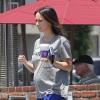 EXCLU : La jolie Jennifer Love Hewitt, enceinte, s'offre un café à "Coffee Bean & Tea Leaf" à Los Angeles, le 30 juin 2013