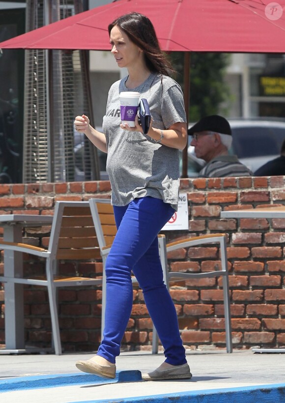 EXCLU : La jolie Jennifer Love Hewitt, enceinte, s'offre un café à "Coffee Bean & Tea Leaf" à Los Angeles, le 30 juin 2013