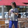 EXCLU : Jennifer Love Hewitt, enceinte, s'offre un café à "Coffee Bean & Tea Leaf" à Los Angeles, le 30 juin 2013