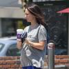 EXCLU : La comédienne Jennifer Love Hewitt, enceinte, s'offre un café à "Coffee Bean & Tea Leaf" à Los Angeles, le 30 juin 2013