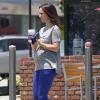 EXCLU : L'actrice Jennifer Love Hewitt, enceinte, s'offre un café à "Coffee Bean & Tea Leaf" à Los Angeles, le 30 juin 2013